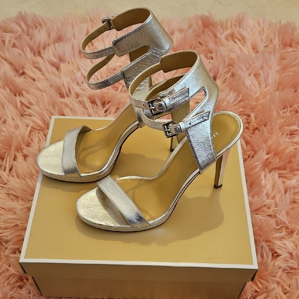 Michael Kors Silver Metallic Leather Sandal Size 7